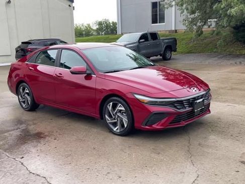 Used 2025 Hyundai Elantra Limited FWD image 2