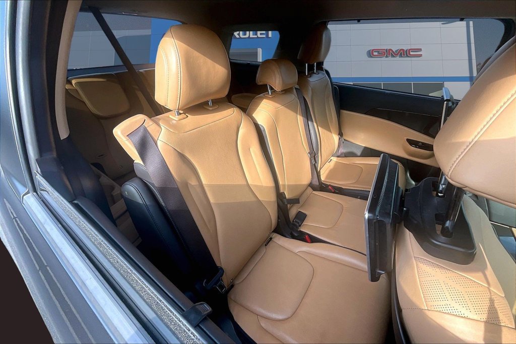 Used 2024 Kia Carnival EX FWD image 28