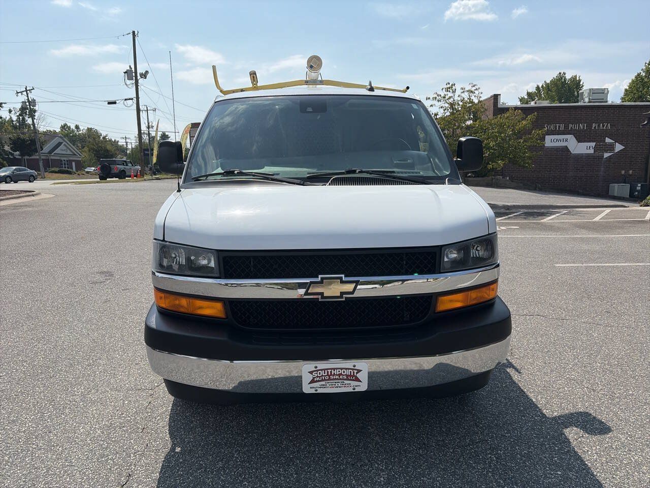 Used 2022 Chevrolet Express 2500 w/ Driver Convenience Package RWD image 4