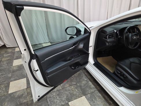 Used 2022 Toyota Camry SE FWD image 9