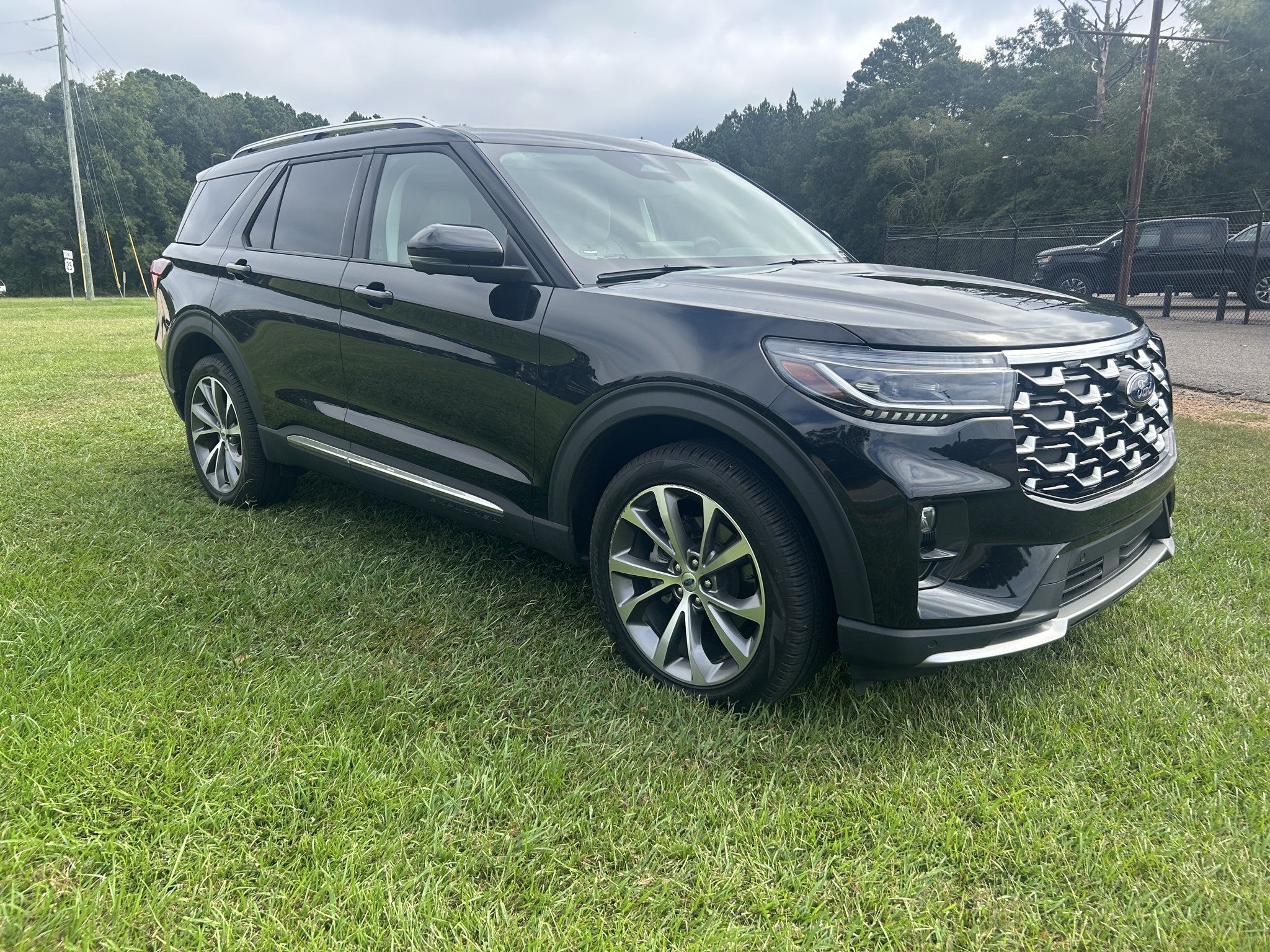 Used 2025 Ford Explorer Platinum w/ Ultimate Package AWD/4WD image 9