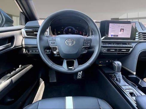 Used 2025 Toyota Camry SE w/ Convenience Package FWD image 8