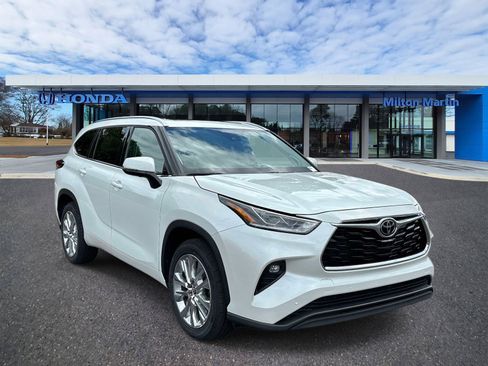 Used 2023 Toyota Highlander Limited FWD image 1