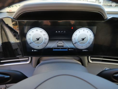 Used 2025 Hyundai Elantra SEL image 21