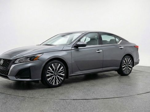 Used 2025 Nissan Altima 2.5 SV image 3