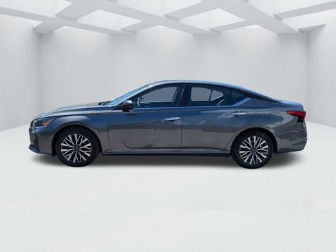 Used 2025 Nissan Altima 2.5 SV FWD image 7