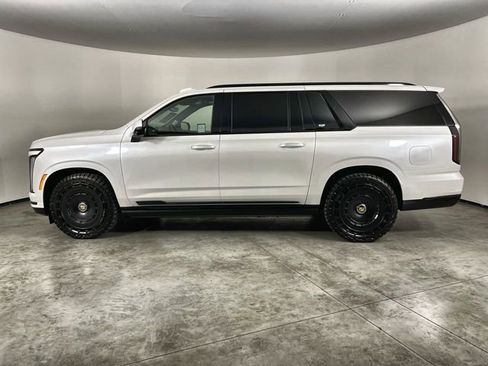 Used 2025 Cadillac Escalade ESV Sport Platinum image 5