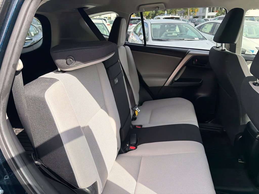 Used 2018 Toyota RAV4 LE AWD/4WD image 15