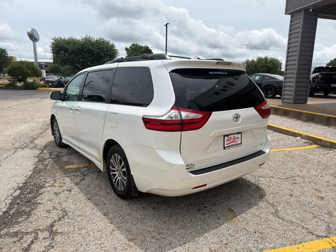 Used 2018 Toyota Sienna XLE w/ XLE Navigation Package FWD image 7