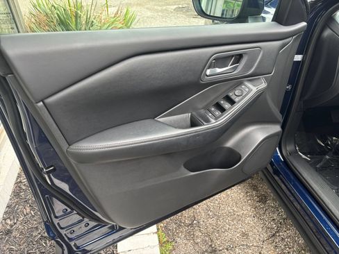 Used 2025 Nissan Rogue SV AWD/4WD image 18
