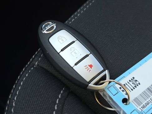 Used 2017 Nissan Titan SV image 32