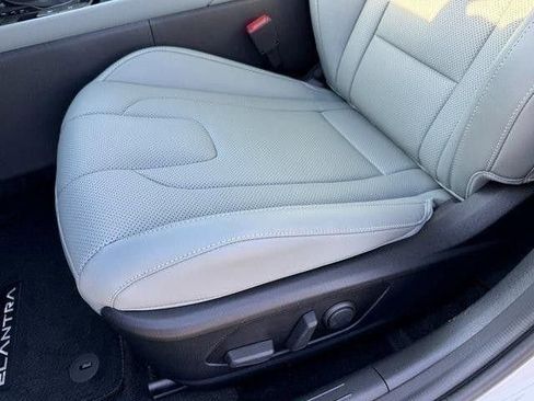 Used 2025 Hyundai Elantra Limited FWD image 18