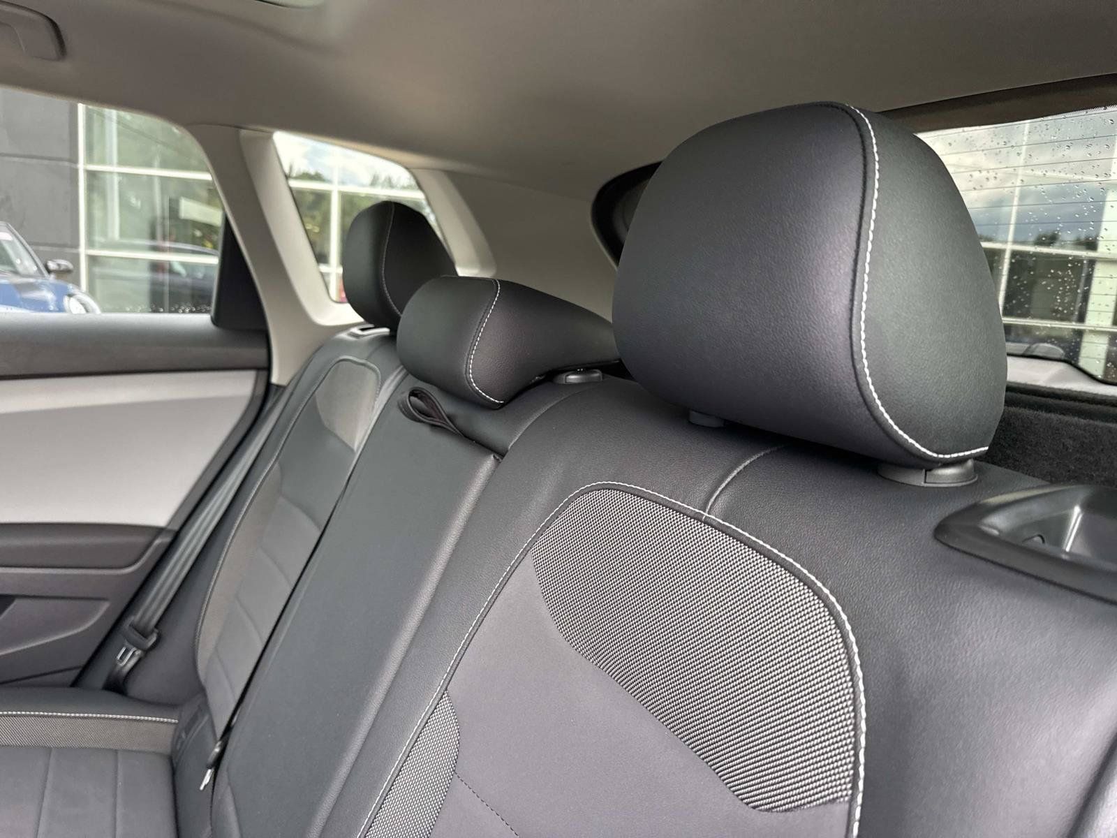 Used 2022 Volkswagen Taos SE w/ Panoramic Sunroof Package FWD image 16