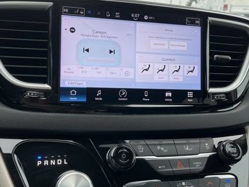 Used 2024 Chrysler Pacifica Touring-L FWD image 41