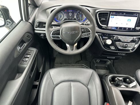 Used 2025 Chrysler Pacifica Select image 17
