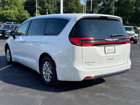 Used 2024 Chrysler Pacifica Touring-L FWD image 6