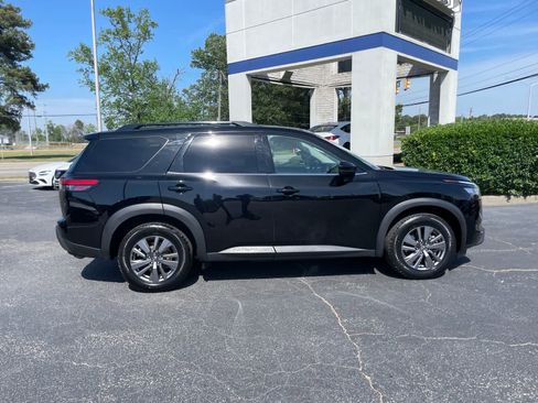 Used 2025 Nissan Pathfinder SV image 6