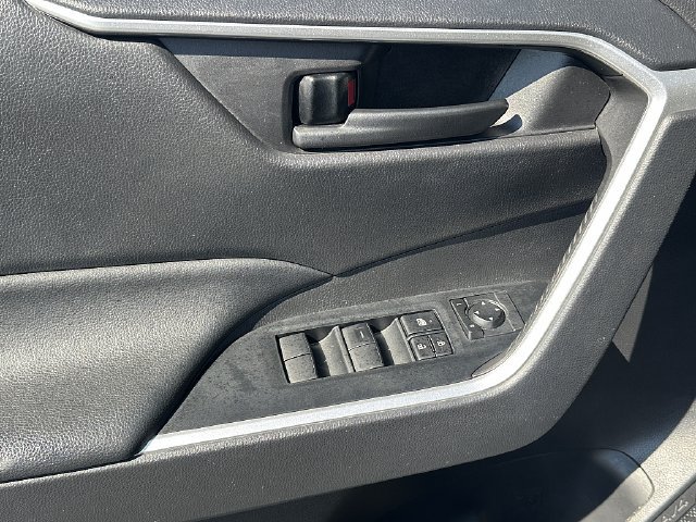 Used 2022 Toyota RAV4 LE FWD image 20