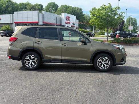Used 2023 Subaru Forester Premium AWD/4WD image 7