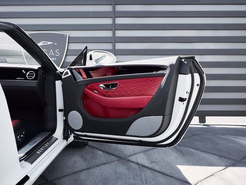 Used 2023 Bentley Continental GT Azure image 22