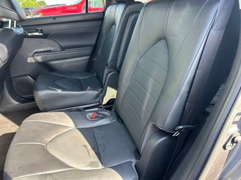 Used 2022 Toyota Highlander XLE AWD/4WD image 11
