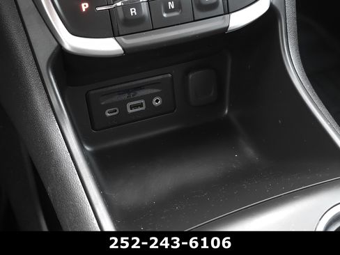 Used 2023 GMC Terrain SLT image 13