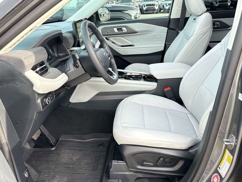 Used 2025 Ford Explorer Platinum w/ Ultimate Package AWD/4WD image 11