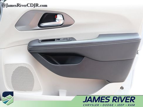 Used 2024 Chrysler Pacifica Touring-L FWD image 7