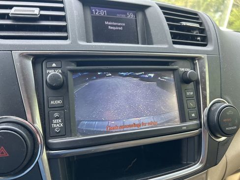 Used 2013 Toyota Highlander SE image 19