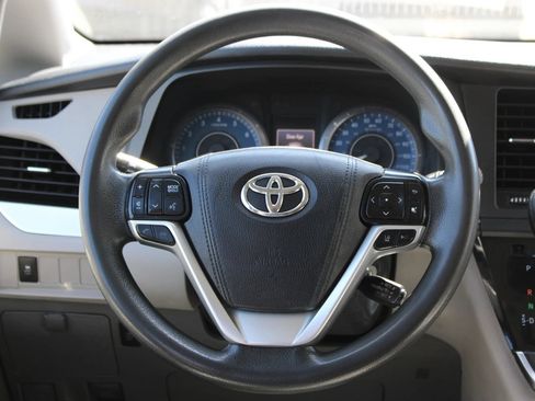 Used 2019 Toyota Sienna LE FWD image 19
