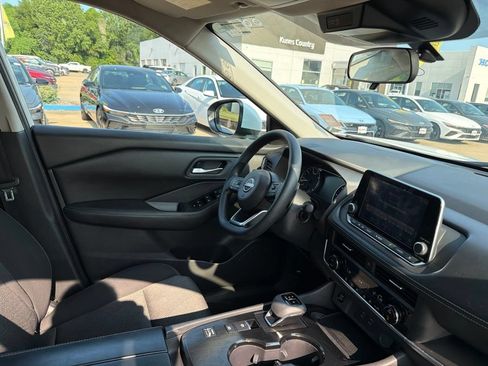 Used 2024 Nissan Rogue SV FWD image 13