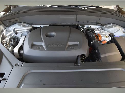 Certified 2025 Volvo XC90 T8 Plus w/ Protection Package Premier image 31