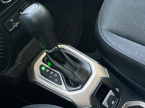 Used 2016 Jeep Renegade Latitude FWD image 21