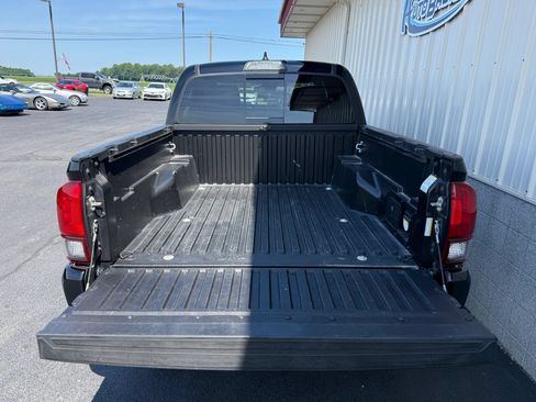 Used 2019 Toyota Tacoma TRD Sport AWD/4WD image 5