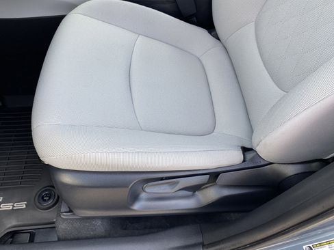 Used 2025 Toyota Corolla Cross L AWD/4WD image 15