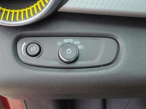 Used 2024 Chevrolet Trax LT w/ LT Convenience Package FWD image 19