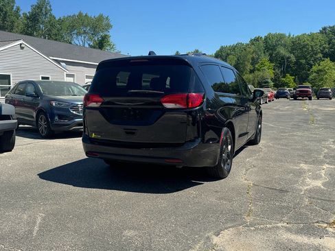 Used 2019 Chrysler Pacifica Touring-L w/ S Appearance Package FWD image 5