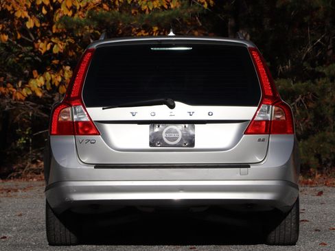 Used 2010 Volvo V70 image 4
