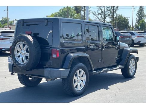 Used 2017 Jeep Wrangler Unlimited Sahara w/ Connectivity Group AWD/4WD image 6