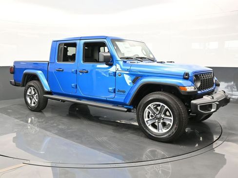 Used 2024 Jeep Gladiator Sport w/ Premium Package image 8