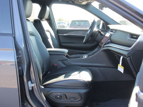 New 2025 Jeep Grand Cherokee L Limited image 31