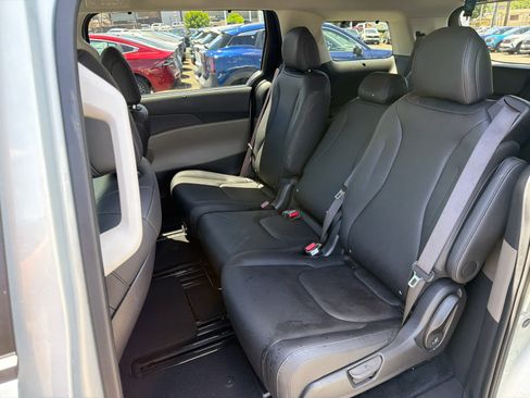 Used 2025 Kia Carnival EX FWD image 8