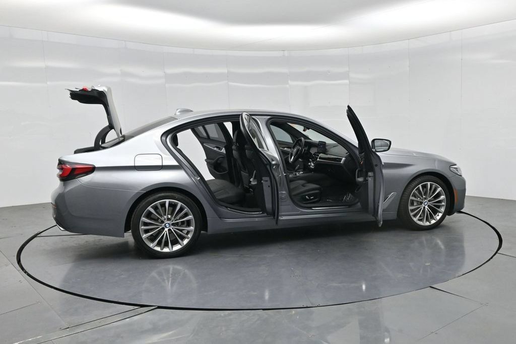 Used 2023 BMW 540i w/ Convenience Package RWD image 3
