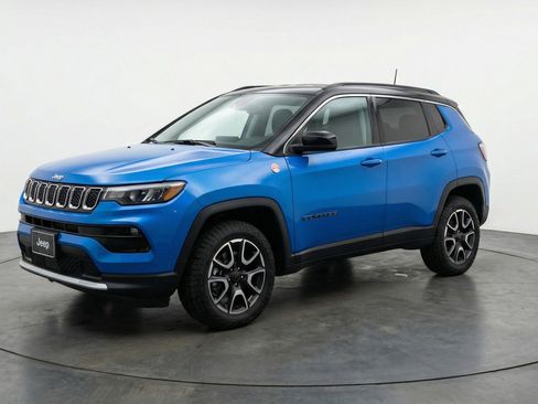 Used 2025 Jeep Compass Trailhawk AWD/4WD image 3