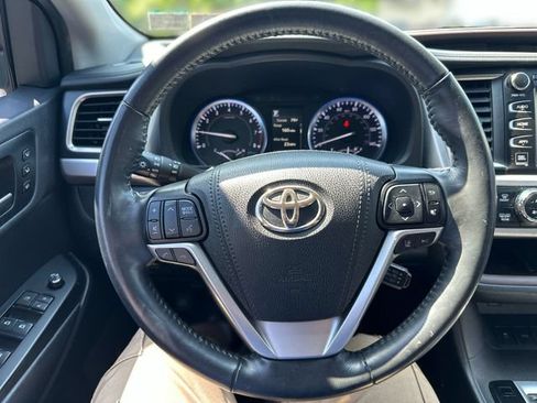 Used 2019 Toyota Highlander Limited Platinum AWD/4WD image 16