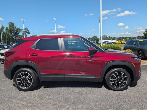 Used 2025 Chevrolet TrailBlazer LT AWD/4WD image 4