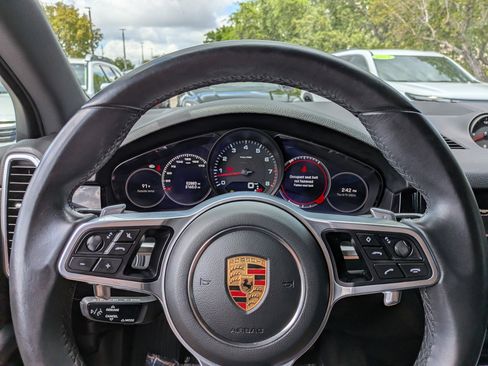 Used 2023 Porsche Cayenne AWD/4WD image 26