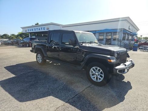Used 2023 Jeep Gladiator Sport AWD/4WD image 3