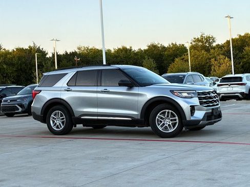 Used 2025 Ford Explorer Active w/ Active Comfort Package RWD image 5
