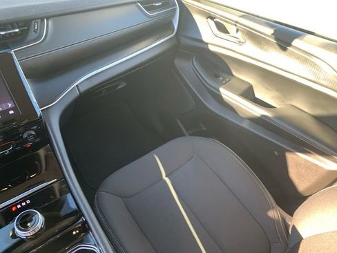 Used 2023 Jeep Grand Cherokee L Laredo image 23